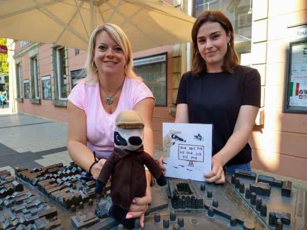 Vanessa Rubart (links) und Kim-Marleen Brüske von der Detmolder Tourist-Info haben die Schnitzeljagd durch die Detmolder Innenstadt ins Leben gerufen. - © Yvonne Glandien