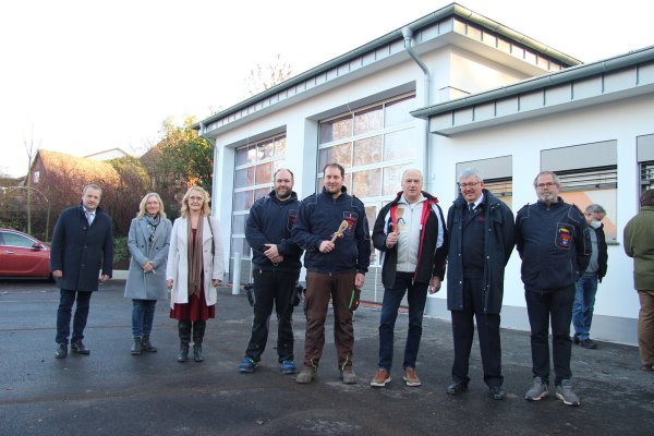 Endlich ist das Feuerwehrhaus in Stemmen fertig: Bürgermeister Mario Hecker (von links), Ute Seidemann , Andrea Feichtinger, Christian Dubbert, Christian Noltemeier, Heinrich Wischnewski, Udo Knaup und Heiner Puls sind zufrieden.  - © Kirsten Fuhrmann