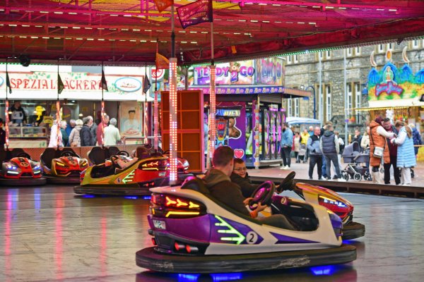 Eine Runde Autoscooter? Beim Martini-Markt in Lage gab es viel zu erleben. - © Nicole Ellerbrake