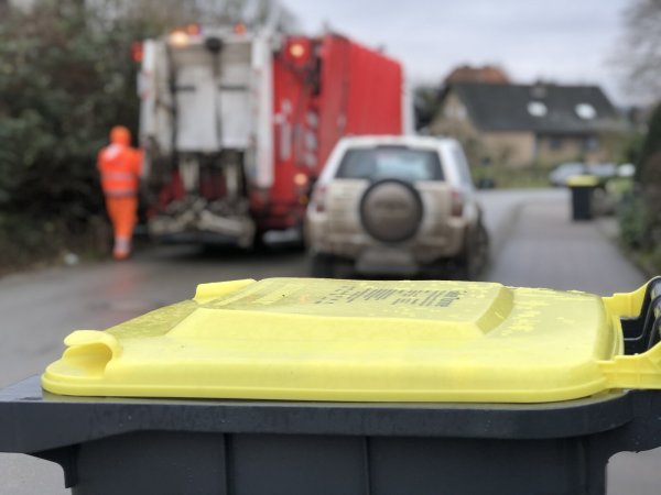 Verpackungen aus Kunststoff, Weißblech und Aluminium - beispielsweise Folien, Tuben, Konservendosen oder Plastiktüten - sowie die so genannten Verbundverpackungen, etwa Getränkekartons, gehören in die Gelbe Tonne. Was nicht Verpackung ist, soll draußen bleiben - auch wenn die Grundstoffe gleich sind. - © Till Brand