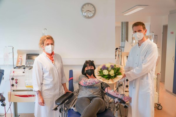 Bianca Knapp (links) und Dr. Attila Mandl von dem Uni-Blutspendedienst OWL in Bad Oeynhausen gratulieren Nadine Wernstedt. Die Extertalerin hat sich dort mittlerweile zum 100. Male Blut abzapfen lassen. - © Miriam Görmann