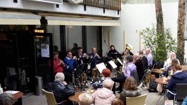Willi Budde (links) begrüßt mit seiner Bläser-Kombo Brass Unlimited bereits zum 35. Mal im "Paraplü" den Mai. - © Ulf Weick