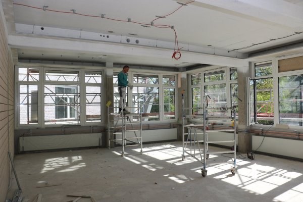 Die Schadstoffe im sogenannten „alten Neubau" am Leopoldinum sind raus, nun werden die Räume in der östlichen Gebäudehälfte wieder hergerichtet. - © Till Sadlowski