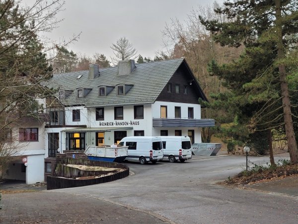 Das Heinrich-Hansen-Haus in Hörste liegt idyllisch im Wald, es wurde einiges renoviert. Derzeit sind dort Flüchtlinge untergebracht, erst war die Stadt Mieter, jetzt ist die Bezirksregierung interessiert. Sie hält das Objekt für geeignet und plant eine Landesunterkunft für Geflüchtete. - © Archivfoto: Astrid Sewing