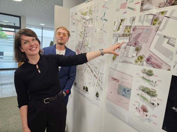 Dr. Anja Ludwig und Marcel Spieß freuen sich, dass sich ihr Entwurf im Wettbewerb durchgesetzt hat. Sie haben den Marktplatz umgeplant, unter anderem soll es vor der Kirche Stufen geben, gegenüber dafür den Zieglerbrunnen und ein Fontänenfeld. - © Astrid Sewing