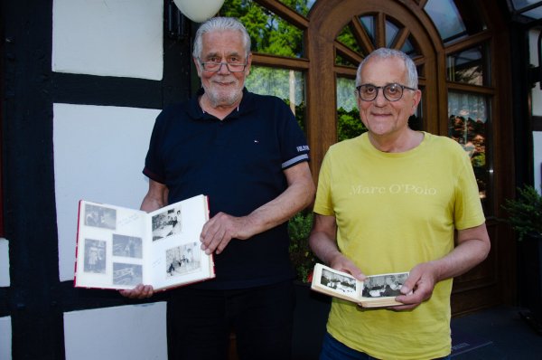 Hartmut (links) und Ulli Kramer sind zwei Enkel von August Dingersen. Sie verfügen über viele Fotos aus dem Leben ihres Großvaters, dessen politisches Wirken für den Ortsteil Wüsten jetzt posthum geehrt und ein Platz im Ort nach ihm benannt wird. - © Georg Kälble