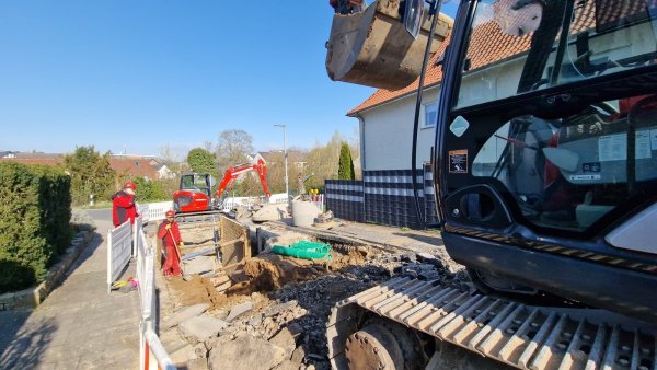 Der Bagger arbeitet sich in der Pöppelbreite vor. Im Hintergrund ist die Wasserfurche zu sehen. - © Nadine Uphoff