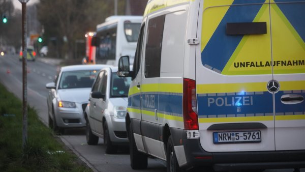 Einsatzfahrzeuge der Polizei sperren die Unfallstelle in Bad Oeynhausen nach dem tragischen Unfall ab. Ein Junge (6) kam ums Leben. - © Nicole Sielermann
