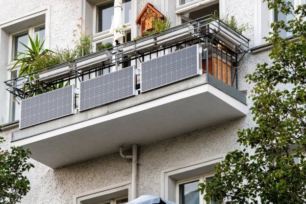 Sogenannte Balkonkraftwerke sind in immer mehr Gärten und an immer mehr Geländern zu finden. - © Bernd Diekjobst