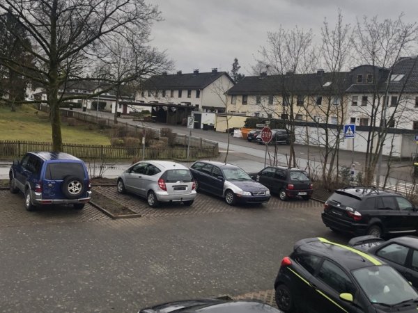 Auf dem Parkplatz an der Schlesier Straße 1 stehen immer wieder mehrere abgemeldete Fahrzeuge und blockieren die Stellflächen für die Anwohner. - © Nadine Uphoff