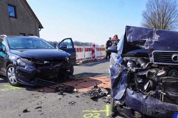 Unfall auf der Schötmarschen Straße in Bad Salzuflen: Eine Autofahrerin wird am Donnerstagvormittag schwer verletzt. - © Tim Freitag/Freitag-TV