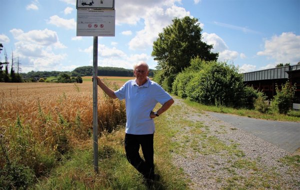 Noch ist die Straße Am Stiftsland eine Sackgasse. Doch für das neue Baugebiet soll die Feldzufahrt seitlich der Grundschule ausgebaut werden. Wo jetzt noch Anwohner Hans-Jürgen Kern steht, wird die Straße dann in den Neubaugebiet abbiegen. - © Katrin Kantelberg