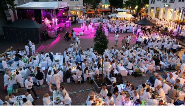 Auch bei der Veranstaltung "Dinner in White" kommt auf dem Marktplatz eine Bühne ins Spiel. - © Thomas Krügler