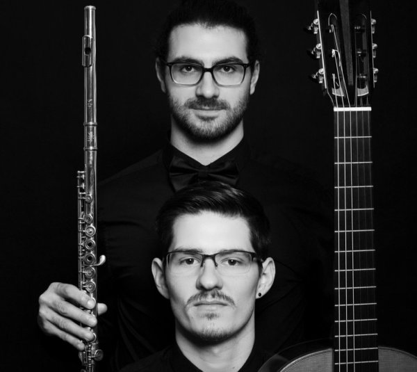 Polychronis Karamatidis (Flöte) und Matei Rusu (Gitarre) bilden zusammen das „Duo con Spirito". Sie betreiben ein besonderes Projekt. - © Barbara Kessidis