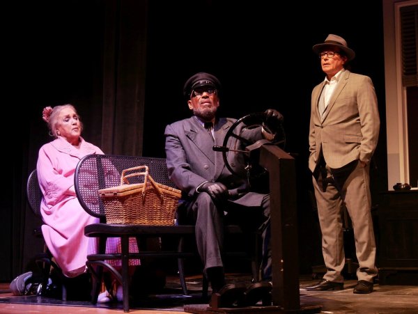 Miss Daisy und ihr Chauffeur. Mit Doris Kunstmann, Ron Williams und Benjamin Kernen (von links). - © Thomas Krügler