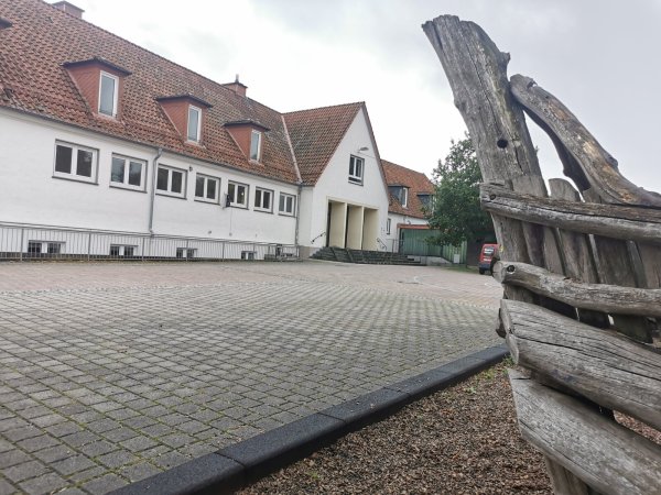 Die Von-Haxthausen-Grundschule in Alverdissen soll 2024 saniert werden. - © Archivfoto: Sylvia Frevert