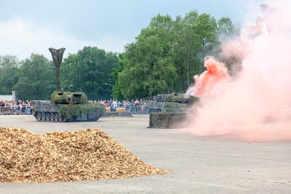 Publikumsmagnet: Kampfpanzer vom Typ „Leopard" zeigten letztmalig im Sommer 2019 beim „Tag der Bundeswehr" ihr Leistungsvermögen. Aufgrund der aktuellen Krisenlage in der Ukraine findet die Großveranstaltung in diesem Jahr in Augustdorf nicht statt. - © Bundeswehr