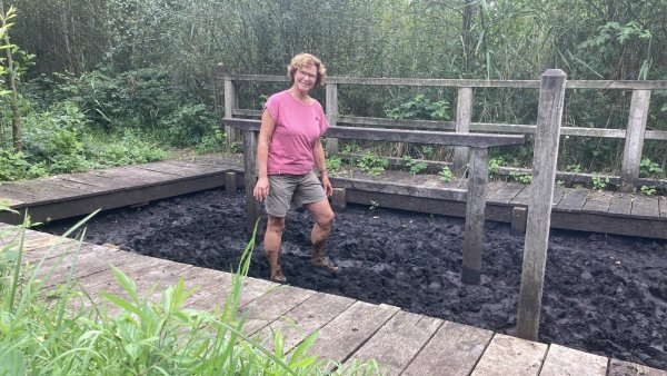 Monika Hoffmann-Böhme steigt ins Moor-Tretbecken am Fußweg um den Moorstich - und schätzt die gut durchbluteten Füße hinterher. - © Cordula Gröne