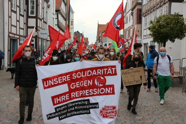 Der Protestzug zieht durch Lemgo. - © Janet König