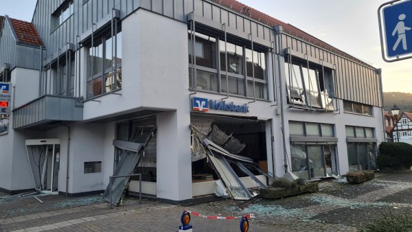 Volksbankfiliale verwüstet: Unbekannte Täter sprengen in Lügde einen Geldautomaten. - © Marianne Schwarzer