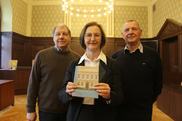 Dr. Stefan Wiesekopsieker, stellvertretender Vorsitzende des Lippischen Heimatbundes (links), Gisela Nagel, Präsidentin des Landgerichts, und Autor Hans-Bodo Goldbeck stellen das 56. Heft der Lippischen Kulturlandschaften vor. - © Janet König
