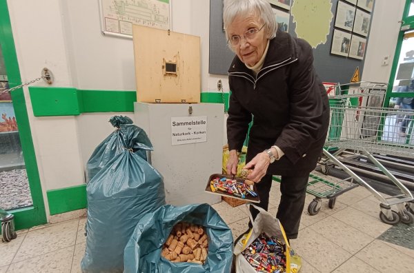 Leena Schulz ist enttäuscht über die vielen Alt-Batterien in ihrer Kork-Sammelstelle. - © Sven Hauhart
