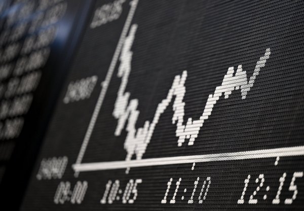 Der Dax hat in den vergangenen zwölf Monaten um rund zehn Prozent zugelegt. Ohne Berücksichtigung der Dividenden nur sechs Prozent gewesen. - © Arne Dedert/dpa