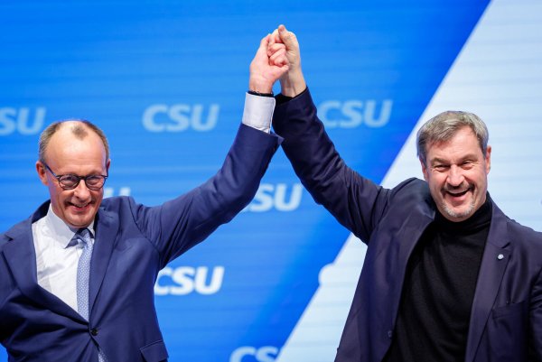 Die Vorsitzenden von CDU und CSU, Friedrich Merz (l.) und Markus Söder, forderten die Parteibasis beim CSU-Parteitag auf, um jede Stimme zu kämpfen und sich nicht durch die Kritik an der Migrationspolitik entmutigen zu lassen. - © Daniel Karmann/dpa