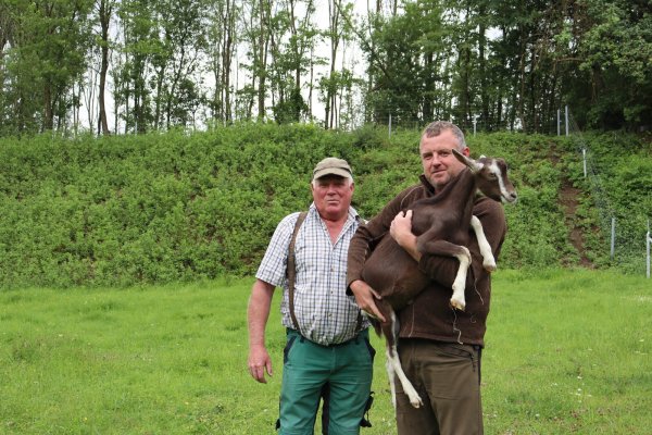 Karl-Heinrich Meyer (l.) und Tobias Meyer mit Ziege im Doberg Bünde. - © Shannon-Lee Bendig