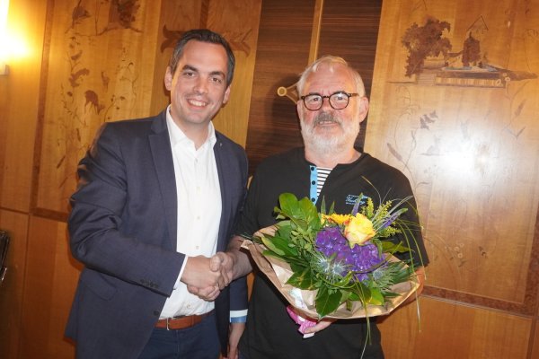 Bürgermeister Torben Blome (links) gratuliert dem neuen Ortsbürgermeister von Falkenhagen, Gerhard Schröder, zur einstimmigen Wahl. - © Michaela Weiße