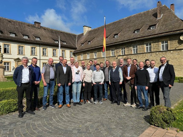 Mitglieder der CDU/Aufbruch C-Fraktion und Bürgermeister Markus Baier tagten zwei Tage lang im Schloss Gehrden. - © CDU Lemgo