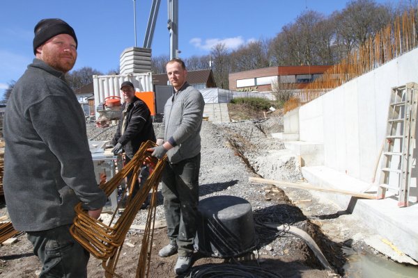 Fleißig bei der Arbeit: Manuel Eikermann, Michael Tewes und Alexander Dück (von links) von der Firma Allerkamp-Lücking - © Martin Hostert