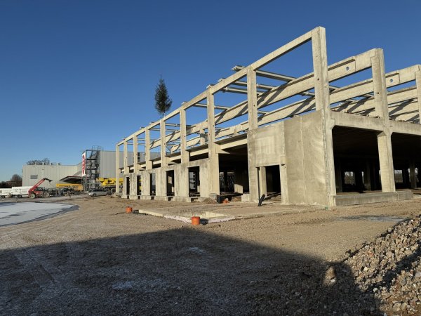 Die Baustelle von "POS Tuning" an der Meerbrede. Im Hintergrund ist der Stammsitz des Unternehmens zu sehen, der sich seit 2008 in unmittelbarer Nähe zur A2-Anschlussstelle Herford/Bad Salzuflen befindet. - © Sven Kienscherf