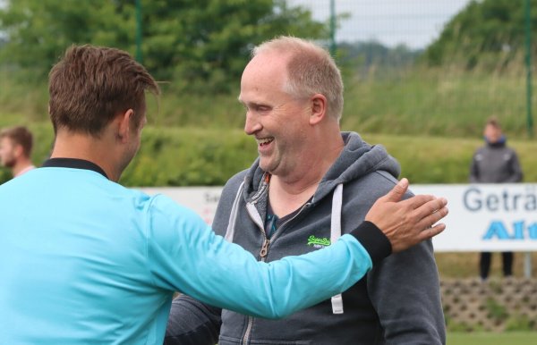 Andreas Schlingmann, hier im Dialog mit einem Schiedsrichter, hat meistens gute Laune. Er fungiert als Sportlicher Leiter beim RSV Barntrup. - © Sebastian Lucas