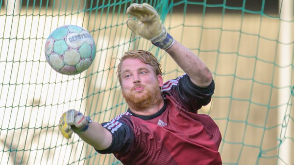 Mehrfach musste Torhüter Florian Preuß das Leder aus dem Netz holen. In dieser Szene pariert der Keeper der SG Klüt-Wahmbeck den Ball. - © EGON PENNER