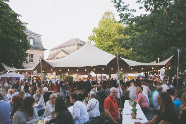 Bei der bislang letzten Auflage von Lippe kulinarisch im Jahr 2019 strömten unzählige Besucher in den Schlosspark. Ausrichter und Gastronomen sind zuversichtlich, dass sich das beim Neustart der Veranstaltung an diesem Wochenende wiederholt. - © Archivfoto: Florian Jacob