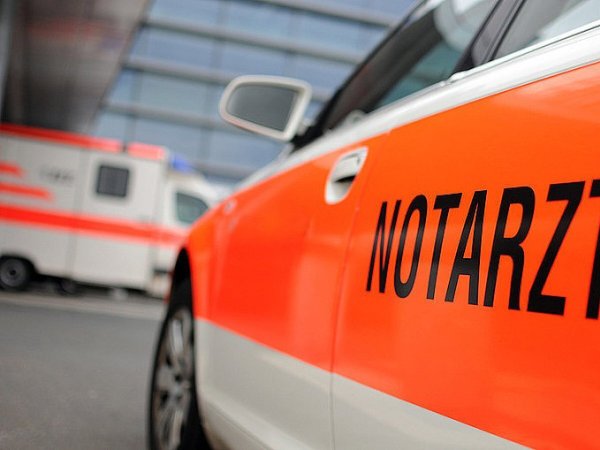 Eine Autofahrerin missachtete die Vorfahrt des Rettungswagen. - © Symbolbild dpa