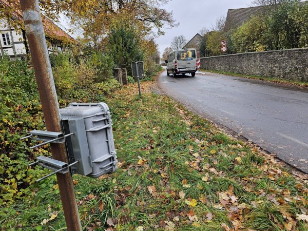 Die Stadt Lage hat gemessen, wieviele Fahrzeuge täglich über die Dorfstraße fahren. Die Polizei hat außerdem die Geschwindigkeit gemessen. Fazit: Im beruhigten Bereich, also da, wo die Hindernisse stehen, wird deutlich langsamer gefahren. - © Astrid Sewing