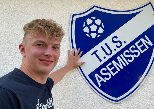 Marius Seipt hat sich vor das Vereinswappen am Sportplatz in Greste gestellt. - © Sebastian Lucas