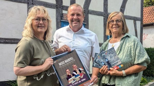 Anja Mayer (von links), Mario Hecker und Heiderose Osterhage freuen sich auf das neue VHS-Programm in Kalletal. - © Gemeinde Kalletal