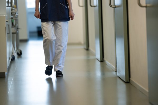 Weniger Arbeitsstunden bedeuten in der Regel ein geringeres Einkommen, das sich auf spätere Rentenbezüge auswirkt. Eine Krankenschwester aus Bad Salzuflen hat sich dennoch dafür entschieden. - © picture alliance / TT NEWS AGENCY