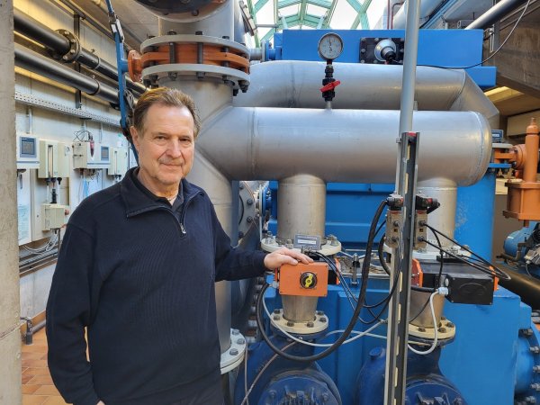 Rudolf Klein, stellvertretender Badbetriebsleiter und zuständig für die Technik, im Technikraum des Eau Le neben der Filteranlage für das Mehrzweckbecken. Im Hintergrund sind die Messwasserpumpen zu sehen. - © Freya Köhring