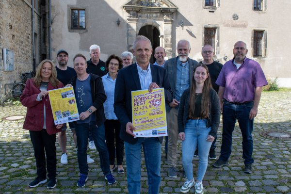Laden zum Hörnchenfest: Markmeisterin Bianca Kompalla, Christian Klute (TV Horn-Bad Meinberg), Martin Postert (nice-record), Manfred Hütte (IHG), Anne Oelers-Albertin (Heimatverein Horn), Friedrich-Wilhelm Runte (IHG), Bürgermeister Dieter Krüger, Andreas Husemann (Autohaus Husemann) Wirtschaftsförderer Rüdiger Krentz, Jana Meiseberg (Stadt Horn-Bad Meinberg), Ralf-Reiner Kehne (Schützengesellschaft Horn) und Dirk von Zastrow (Pfadfinder, von links). - © Stadt Horn-Bad Meinberg