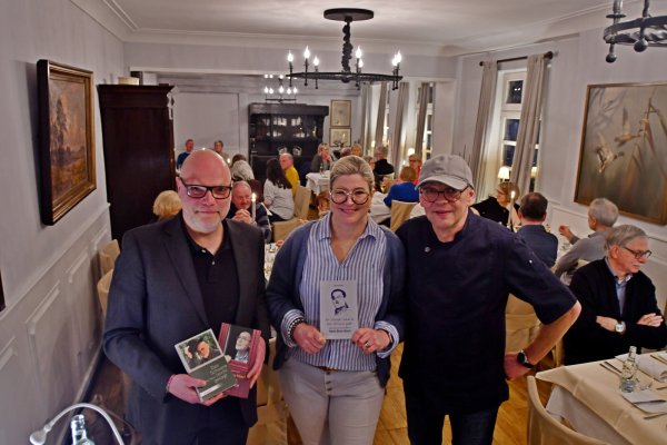 Christian Ludewig (links) gibt auf Einladung von Cerrin Wehrmmann-Rüstau von der Buchhandlung Blume Einblicke in das Leben des Kabarettisten Hanns Dieter Hüsch. Christoph Kubus sorgt für passende kulinarische Ergänzungen. Foto: Gunter Held - © Gunter Held
