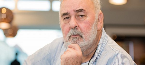 Der Promi-Friseur Udo Walz schaut in seinem Salon durch einen Spiegel in die Kamera. - © picture alliance / Lisa Ducret/dpa