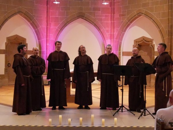 Mystische Klänge: Die "Gregorian Voices" verzaubern das Publikum in der Christuskirche mit Gregoriansichen Chorälen und Popmusik in gregorianischer Adaption. - © Thomas Krügler