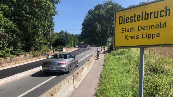 Die Bauarbeiten am Ortseingang von Diestelbruch liegen im Zeitplan. Nicht jedoch die von der Telekom versprochene Reparatur der Telefonleitungen. - © Martin Hostert