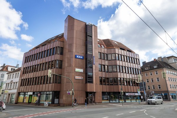 Ein markantes Büro- und Geschäftshaus in der Bielefelder City steht zum Verkauf. - © Oliver Krato