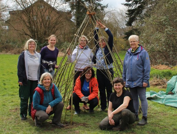 Mehr Natur in den Kitas: Teilnehmerinnen des vergangenen Ausbildungsgangs mit einem selbstgebauten Weidentipi. - © AnikaTelaar