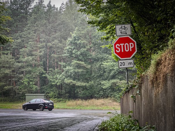 In der Vergangenheit hat es an der Kreuzung Waldstraße/Am Ehberg schon häufiger Unfälle mit Radfahrern gegeben. Straßen.NRW hat an der Stelle deshalb neue Hinweisschilder für Autofahrer angebracht. - © Raphael Bartling
